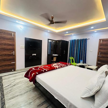 Hotel Pink Paradise โคราฆปุระ ภายนอก รูปภาพ