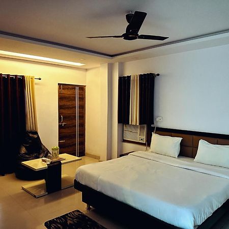 Hotel Pink Paradise โคราฆปุระ ภายนอก รูปภาพ